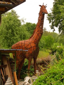 Életnagyságú zsiráf! (v.ö.: kerti bútorokkal és kamratetővel)